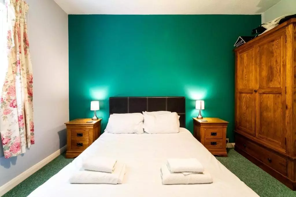 Double bedroom with wardrobe